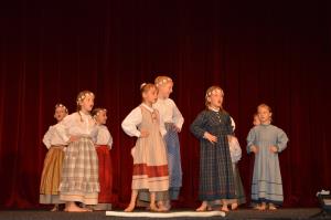 Folklorna prireditev Veseli, razigrani, nagajivi 12